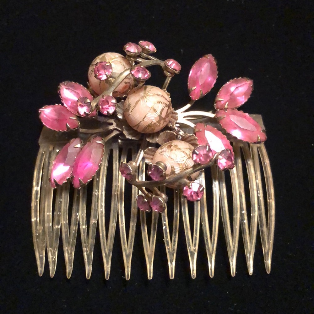 Lovely vintage hair comb